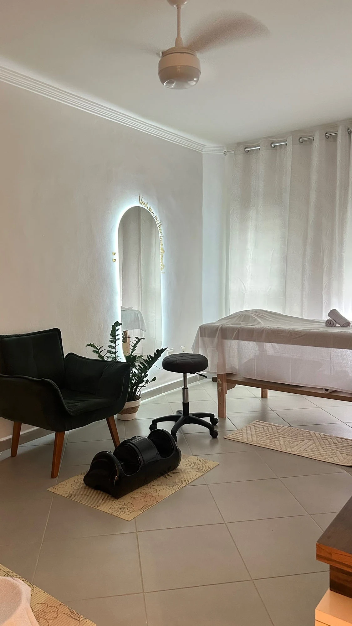 Sala de atendimento com espelho arco