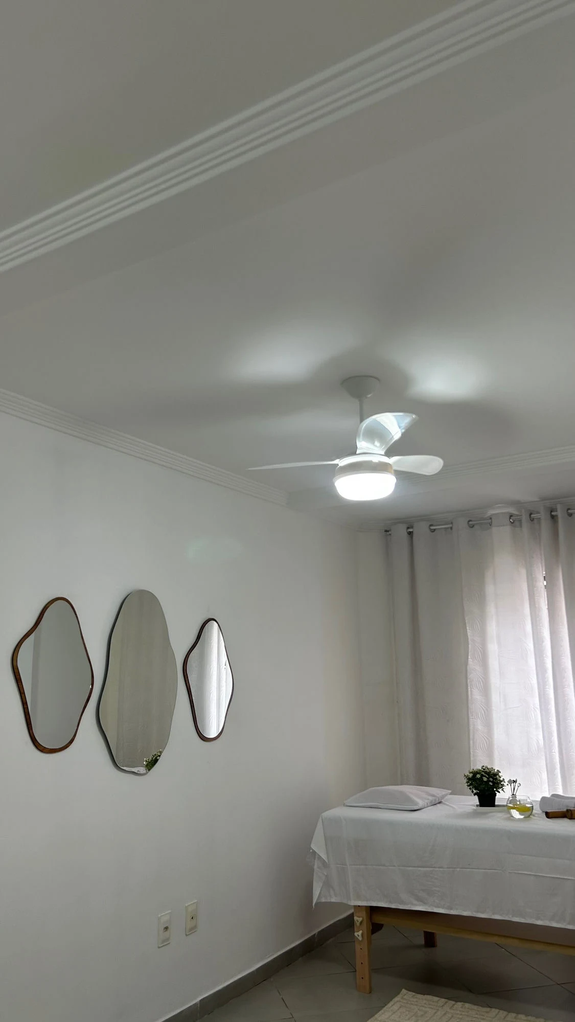 Sala de atendimento com espelhos